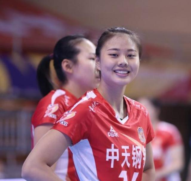 成瀬理沙:为什么欧美女排多数采用强力接应打法，中国多采用保障型接应打法