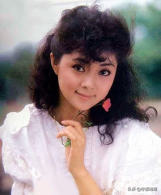 年轻时的张莉气质温婉年轻时的张莉气质温婉其实,如果我们仔细观察