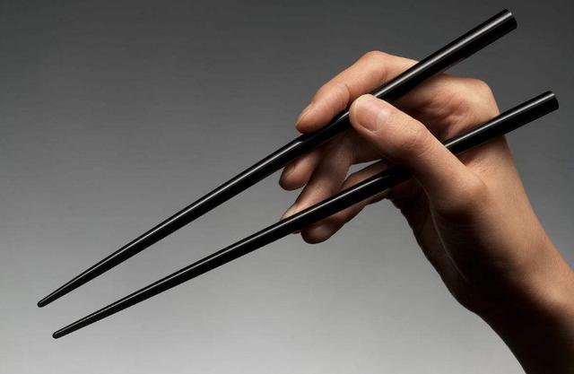连李雪琴一桌饭菜都只动两筷子，真人秀什么时候才能不浪费？，中国人吃饭为什么喜欢用筷子？用其他的不可以吗？