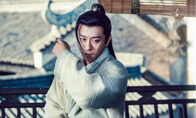 《倚天屠龙记中》，光明左使杨逍武功高还是光明右使范遥武功高？