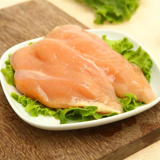 辣炒鸡胸肉怎么做好吃:猫鸡胸肉怎么做 清椒炒鸡肉怎么做才肉才不柴？