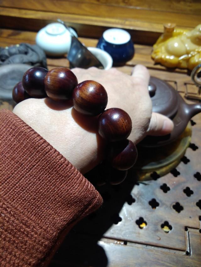 佛珠手串什么木质最受欢迎，制作手串的材料很多。木质种子金属骨头矿石都有，你喜欢哪种