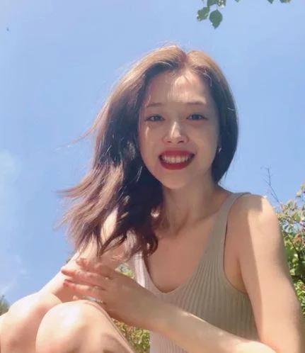 韩国艺人雪莉自杀,韩国总统文在寅在财阀压力下凶多吉少了吗？