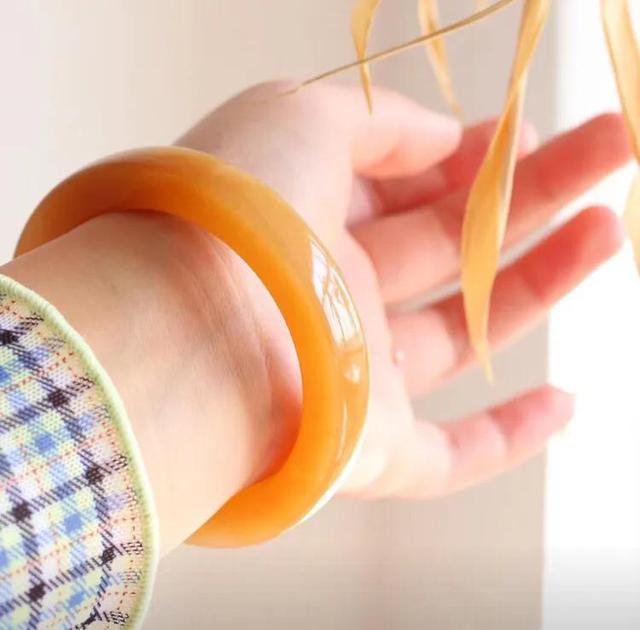 玉镯大小合适还是稍大一点好,手镯贴手好还是大一点好？