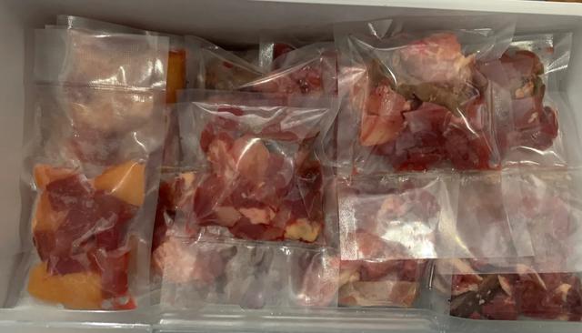三文鱼边角料做猫饭:猫咪直接喂肉可以吗？需要注意什么？