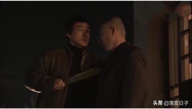 姜武老婆:电视剧《我的兄弟姐妹》黑子不是有一帮小弟吗为什么怕包老板