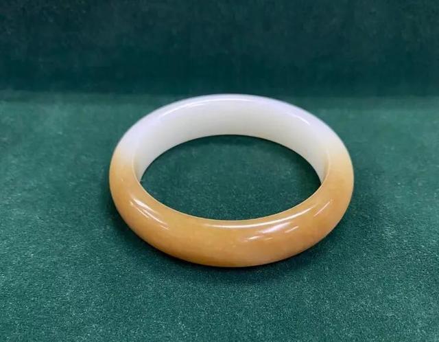 玉镯大小合适还是稍大一点好,手镯贴手好还是大一点好？