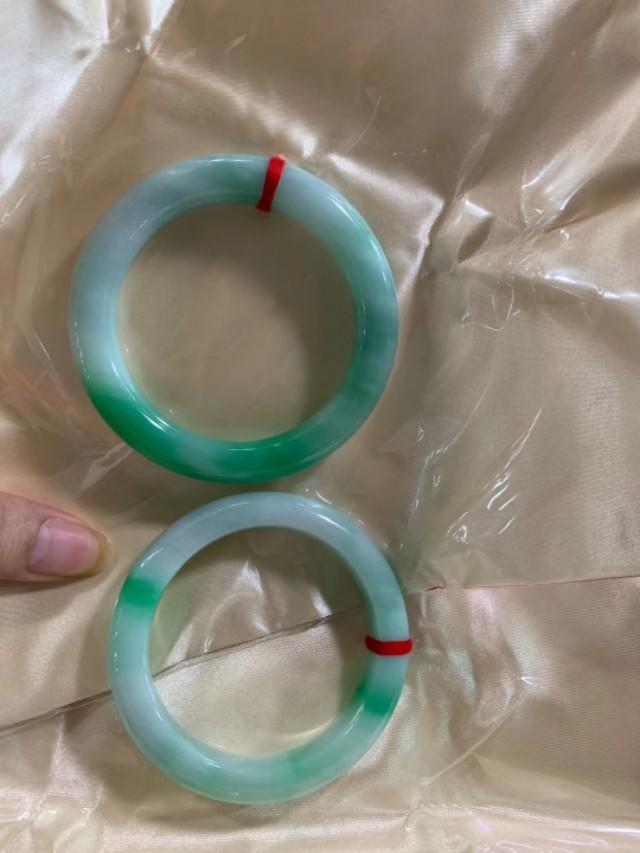 翡翠b货在灯光下的图片,长期佩戴翡翠B货会对人体有害吗？