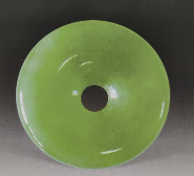 翡翠镯心料雕刻什么好,翡翠雕刻工艺哪里的最好？