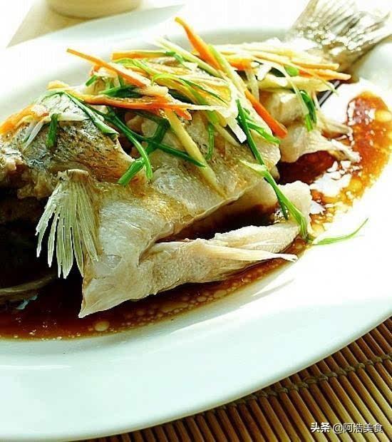 (清蒸鱼怎么做不腥好吃又简单)做清蒸鱼，鲜嫩又不腥，有哪些技巧？