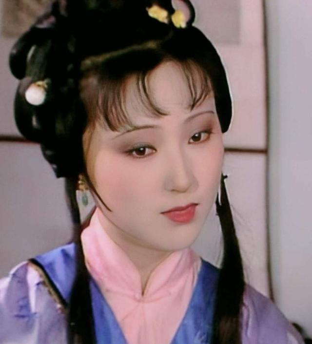 霍彩蝶:《红楼梦》滴翠亭杨妃戏彩蝶，埋香冢飞燕泣残红。这回用典了吗