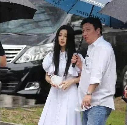 李威悼念许玮伦:穆晓光离婚、坐牢，这一切到底是不是为了范冰冰？
