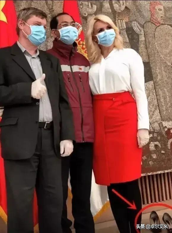 塞尔维亚总统武契奇身高:为表敬意，塞尔维亚美女专家脱鞋与中国援塞专家合影，怎么看？