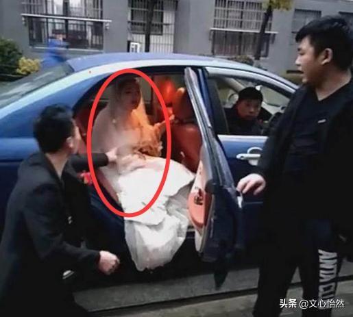 男女靠着车打野战,对于床车自驾游你怎么看？