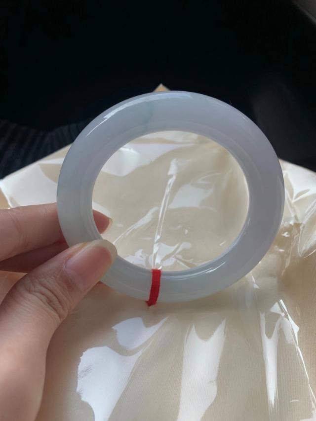 三万左右翡翠手镯图片,请各位专家帮忙看看这条手镯值五万吗？