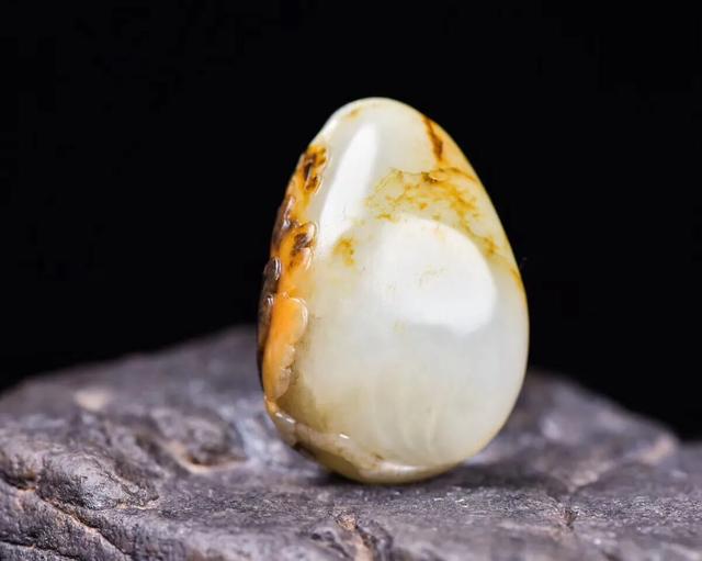 和田玉颜色等级价格表,这块和田玉皮色料怎样？大概多少钱入合适？