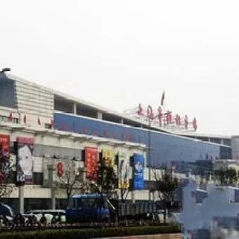 上海批发服装微信:上海较大且有名的服装批发市场在哪里？