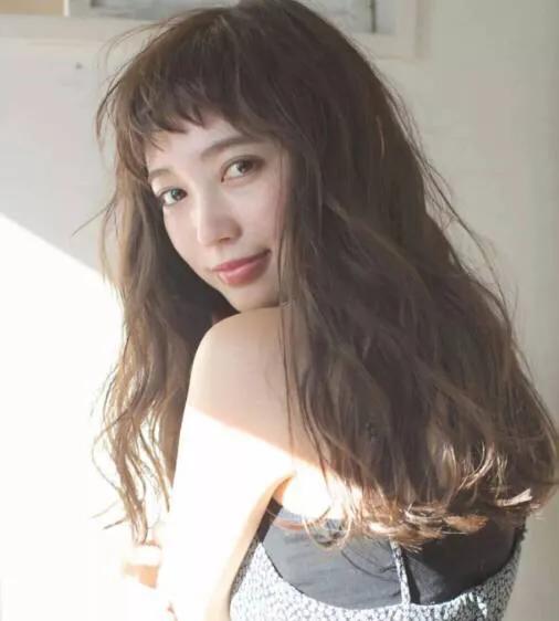 天生卷发适合什么发型