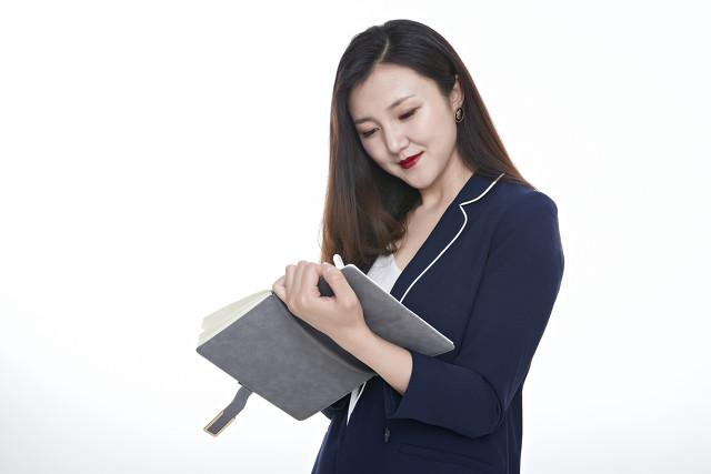 “勾头女子挺胸汉,一生富贵半生闲”这句话背后隐藏怎样的玄机？
