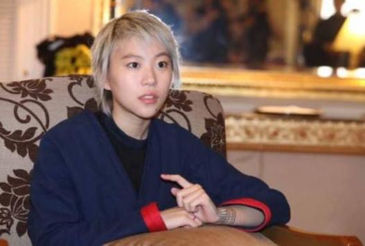 窦靖童下巴那条线:窦靖童长得到底更像亲爹窦唯还是像天后母亲王菲