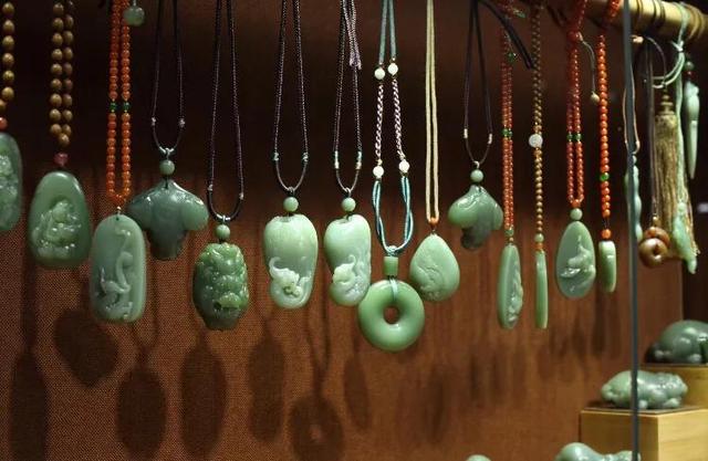 黑色的玉石值钱吗,为什么越贵的玉石越要用黑色挂绳？