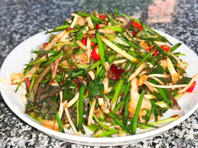 野蒜怎么腌制好吃,山上的小野葱,怎么做最好吃?
