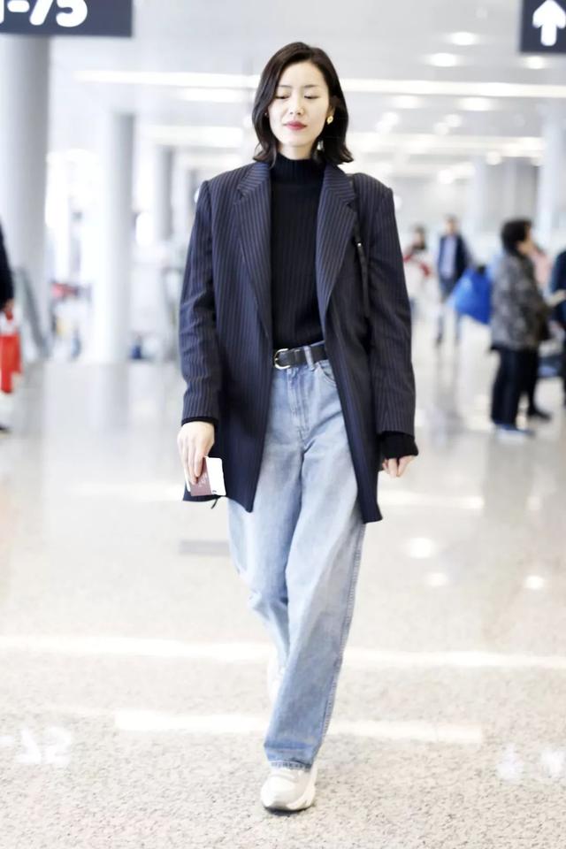 看看刘雯的这种穿搭,照着穿就对了,黑色小西装 牛仔阔腿裤 老爹鞋