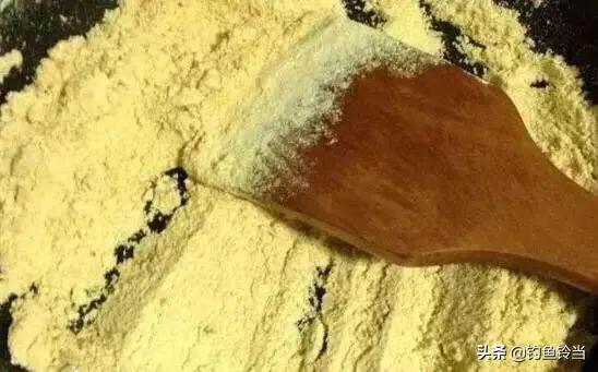 我手秃鹫的活饵:秋季野河钓鱼，用蚯蚓效果好,还是用饵料效果好？