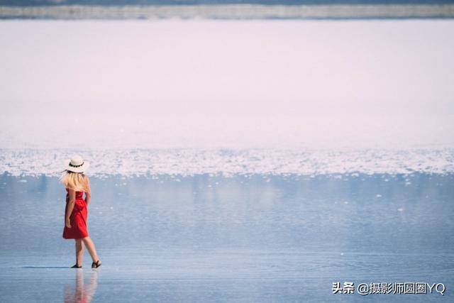 拍摄海边人像，穿白色和红色的衣服，哪个出片效果更好？