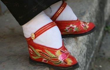 “三寸金莲”真的让古代女人受尽折磨吗？变成三寸金莲后还能务农做家务吗？