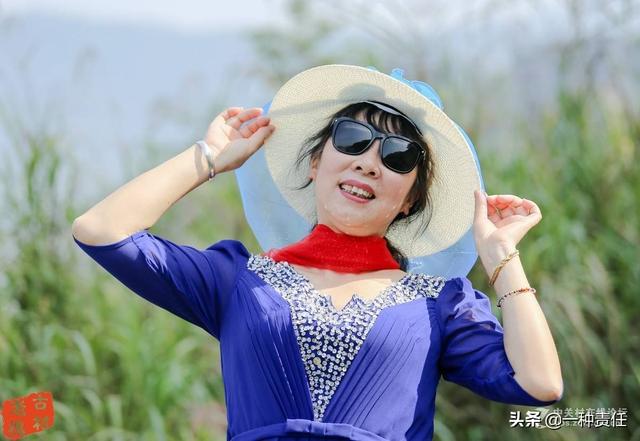 为什么有的大妈拍照的时候永远都戴墨镜和帽子呢没有阳光也是如此