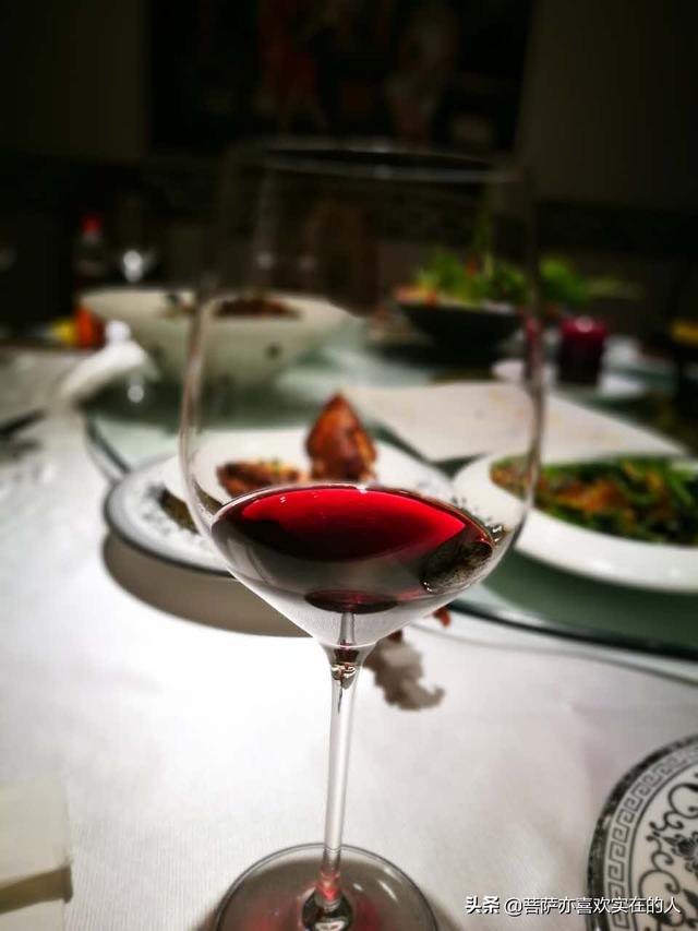 红酒杯的拿法，正确的葡萄酒持杯姿势是怎样的？