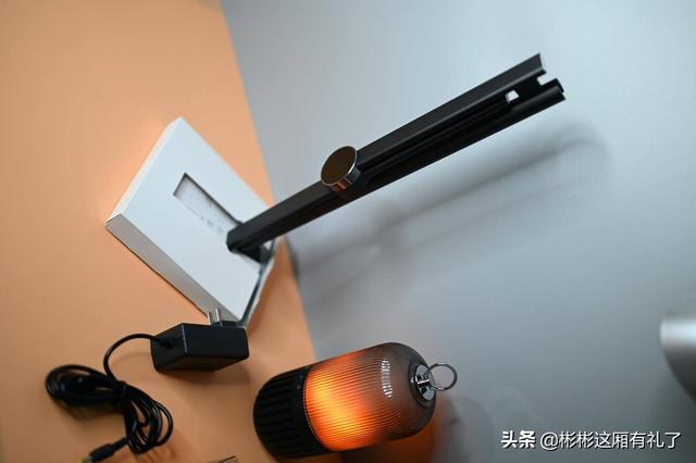 小彬彬前妻:家居展会上看到【EZVALO几光】，求问是个什么牌子？