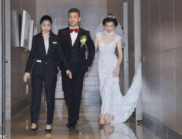 贾静雯孙志浩:贾静雯带修杰楷参加大女毕业典礼并与前夫孙志浩合影，你怎么看？