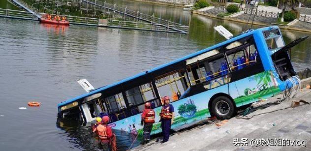 警方通报特斯拉失控坠河:司机身亡，贵州公交车入水，怎么回事？