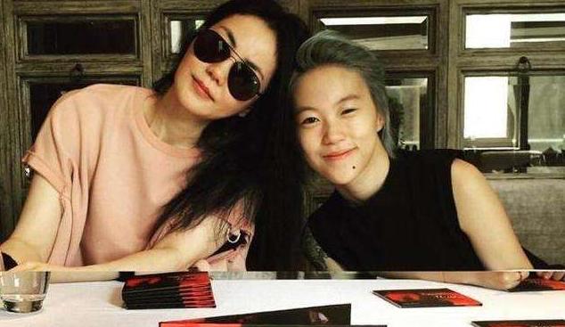 窦靖童下巴那条线:窦靖童长得到底更像亲爹窦唯还是像天后母亲王菲
