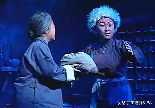 您怎么看待，王佩瑜同门师妹京剧坤生姜培培的京剧技术水平？