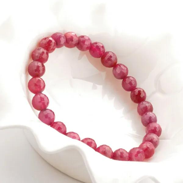 女人戴红宝石的好处,45岁女人戴什么首饰好？