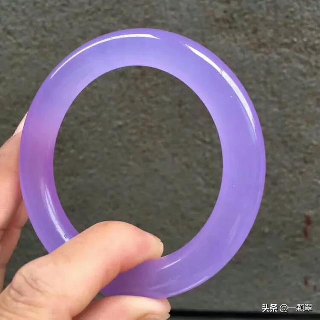 翡翠果冻底是哪个级别,刘晓庆的翡翠到底是什么档次，大家知道么？