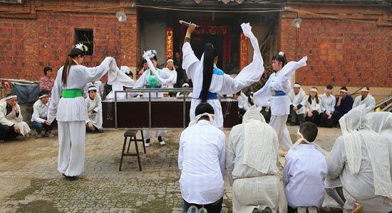 下葬时不好的预兆,为何棺材下葬途中不能落地？