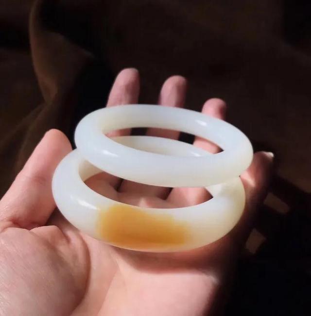 一般羊脂玉手镯价格是多少,这支俄料巴沙糖3500值得入手吗？