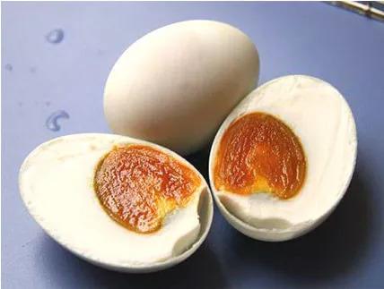 鸡蛋怎么腌才能流油起沙，腌鸡蛋时把鸡蛋放在坛子里然后用烧开的盐水直接倒进去行吗？
