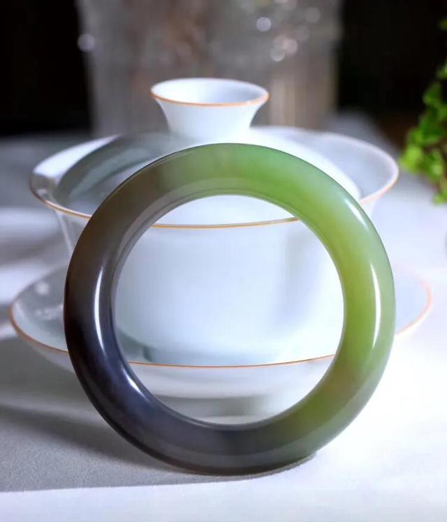 玉镯大小合适还是稍大一点好,手镯贴手好还是大一点好？