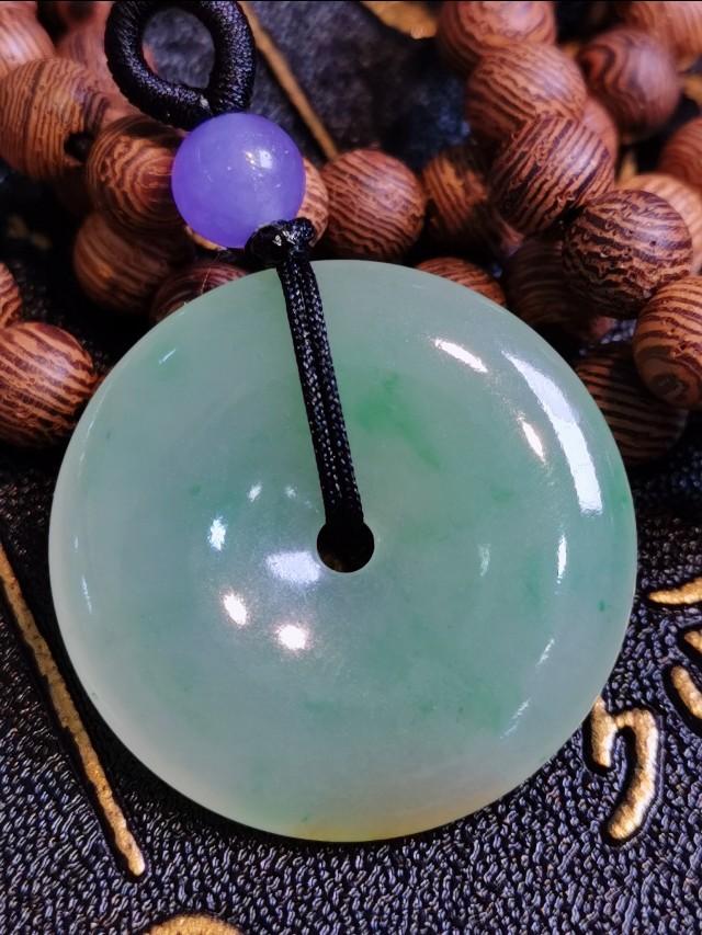 酸洗注胶翡翠镯子图片,金六福珠宝里面1000多的翡翠佛可信吗？