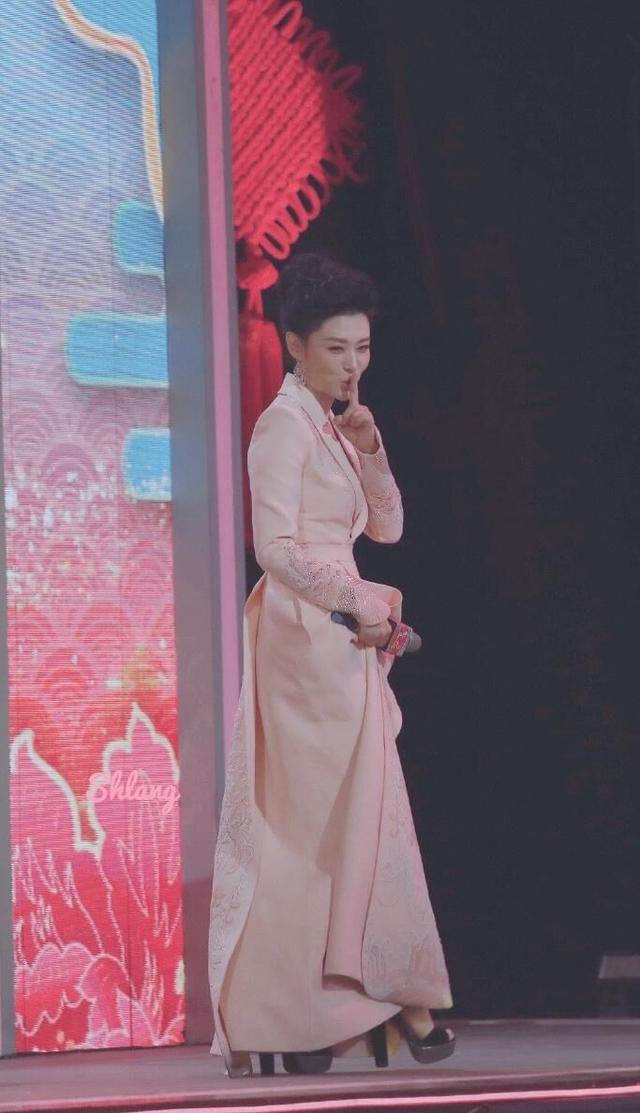 周涛的老公路云:曾经的春晚主持人周涛近况如何？听说她去演话剧了？