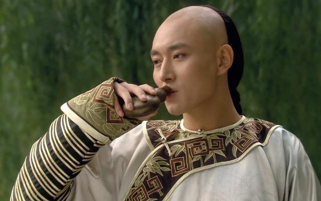 甄嬛脱去鞋袜戏水时,为何果郡王一点不避嫌？