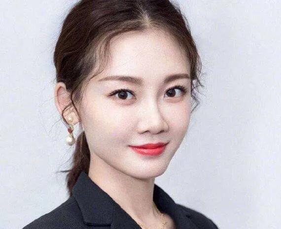 苗苗简介:郑恺苗苗官宣结婚，背后隐情何在？