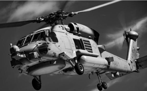 头条问答 - 为什么有人说mh-60s"骑士鹰"是最另类的海鹰系列直升机?