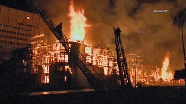 静安区大火怎么诡异了，美国洛杉矶多栋建筑物起火爆炸，多名消防员受伤，怎么回事