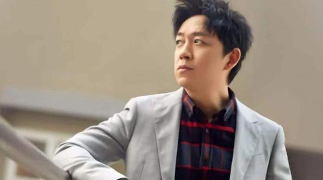 尹姝贻:潘粤明尹姝贻牵手同归住所，疑似恋爱，你看好这一对么？